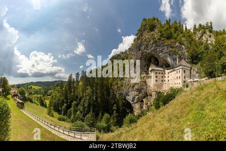 Una foto panoramica del Castello di Predjama e del paesaggio circostante Foto Stock