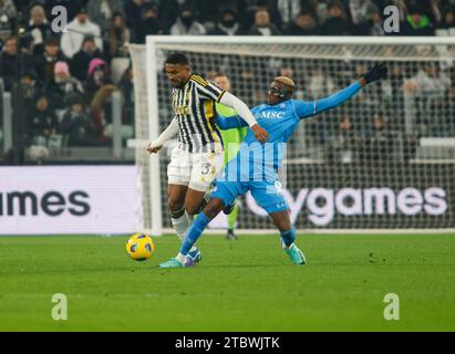 Torino, Italia. 8 dicembre 2023. Bremer della Juventus (L) e Victor Osimhen del Napoli (R) visti in azione durante la partita tra la Juventus FC e il Napoli come parte della serie A italiana, partita di calcio allo stadio Allianz di Torino. Punteggio finale; Juventus FC 1 - 0 SSC Napoli. Credito: SOPA Images Limited/Alamy Live News Foto Stock