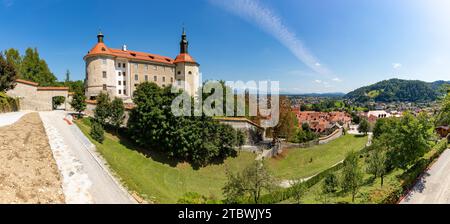 Una foto panoramica del Castello di 'kofja Loka scattata vicino al suo ingresso Foto Stock