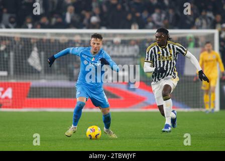 Torino, Italia. 8 dicembre 2023. Amir Rrahmani del Napoli visto in azione durante la partita tra la Juventus FC e il Napoli come parte della serie A italiana, partita di calcio allo stadio Allianz di Torino. Punteggio finale; Juventus FC 1 - 0 SSC Napoli. Credito: SOPA Images Limited/Alamy Live News Foto Stock