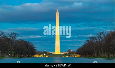 Una foto del Monumento a Washington in prima serata vista attraverso la piscina riflettente del Lincoln Memorial Foto Stock