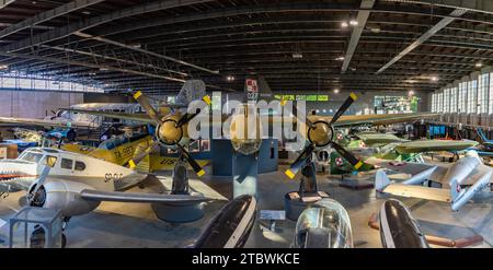 Una foto panoramica dell'hangar principale del Museo dell'aviazione polacco, incentrata sul Tupolev tu-2S. Foto Stock