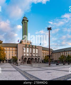 Una foto del nuovo Municipio di Ostrava presa dalla sua piazza Foto Stock