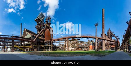 Una foto panoramica del complesso industriale di Vitkovice inferiore incentrata sulla Bolt Tower e sulle tubature dell'altoforno Foto Stock