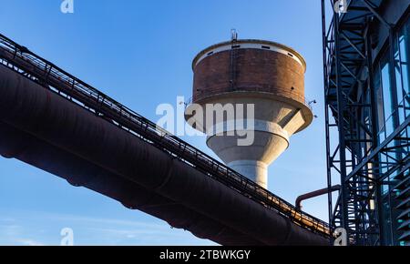 Un'immagine del complesso industriale di Vitkovice inferiore incentrata sul bacino idrico Foto Stock