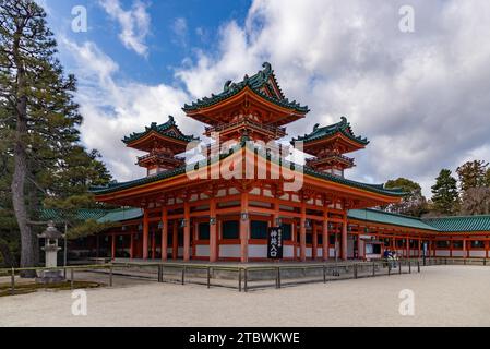 Una foto di uno dei castelli angolari del Santuario di Heian Foto Stock