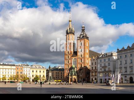 Una foto della piazza principale di Cracovia (Rynek G'owny), che include la Cattedrale di San Basilica di Maria Foto Stock