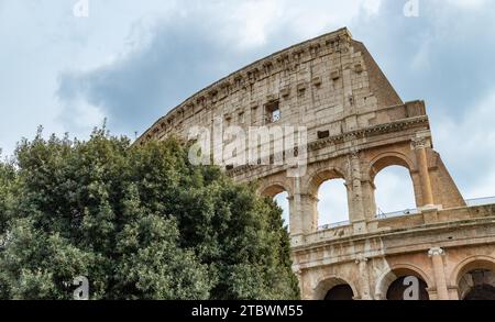 Una foto della sezione superiore del Colosseo in una giornata nuvolosa Foto Stock