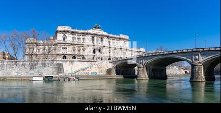 Una foto della Corte Suprema di Cassazione e del Ponte Umberto I. Foto Stock