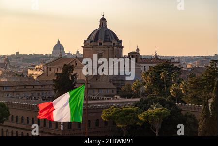 Un'immagine di una grande bandiera italiana che si affaccia sulla chiesa del Gesu Foto Stock