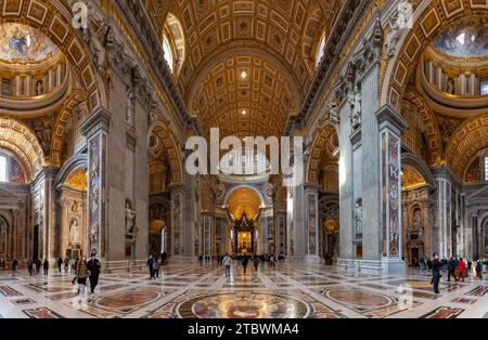 Una foto panoramica dell'interno di St. La Basilica di Pietro Foto Stock