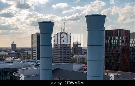Una foto panoramica di alcuni tetti ed edifici di 'od', alternati a due grandi camini del complesso EC1 'od', città della Cultura Foto Stock