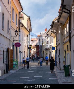 Una foto della stretta e pittoresca via Tav'ar a Kranj Foto Stock