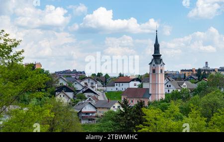 Una foto dei sobborghi di Kranj e della St. Joseph Church Foto Stock