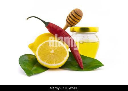 Ingredienti per una sana infusione con limone, peperoncino e miele isolati su sfondo bianco, rimedi naturali per la stagione fredda e influenzale Foto Stock