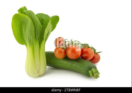 Cavolo cinese, zucchine verdi e rametti di pomodoro di ciliegia isolati su sfondo bianco Foto Stock