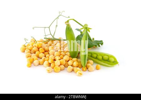 Secchi piselli gialli interi e piselli verdi dolci con foglie verdi su sfondo bianco Foto Stock