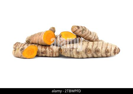 Curcuma (Curcuma longa) rizoma tagliato isolato su sfondo bianco Foto Stock