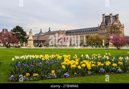 Molla meraviglioso giardino delle Tuileries e vista sul Palazzo del Louvre a Parigi Francia. Aprile 2019 Foto Stock