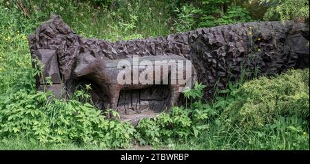 Banska Stiavnica, Slovacchia, 6 giugno 2021: Statua di lupo in legno intagliato nel parco. Decorazione del giardino. Scultura Foto Stock