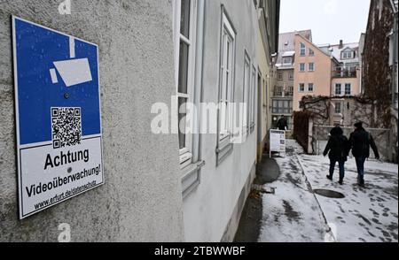 Erfurt, Germania. 8 dicembre 2023. Un cartello attira l'attenzione sulla videosorveglianza della piccola Sinagoga. Secondo il Commissario di Stato della Turingia per la protezione dei dati, sempre più autorità locali stanno pianificando o già gestendo la videosorveglianza negli spazi pubblici. Credito: Martin Schutt/dpa/Alamy Live News Foto Stock