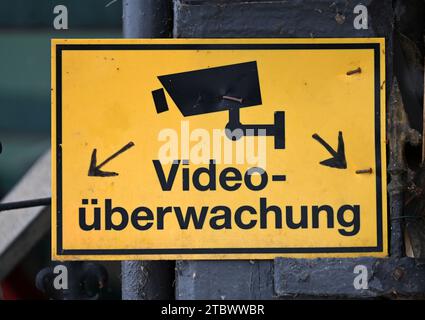 Erfurt, Germania. 8 dicembre 2023. Un cartello attira l'attenzione sulla videosorveglianza sul Krämerbrücke. Secondo il Commissario di Stato della Turingia per la protezione dei dati, sempre più autorità locali stanno pianificando o già gestendo la videosorveglianza negli spazi pubblici. Credito: Martin Schutt/dpa/Alamy Live News Foto Stock