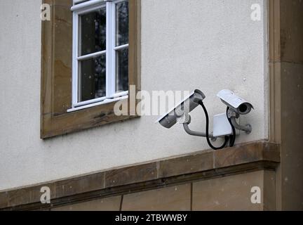 Erfurt, Germania. 8 dicembre 2023. Le videocamere sono installate presso il parlamento statale della Turingia. Secondo il Commissario di Stato della Turingia per la protezione dei dati, sempre più autorità locali stanno pianificando o già gestendo la videosorveglianza negli spazi pubblici. Credito: Martin Schutt/dpa/Alamy Live News Foto Stock