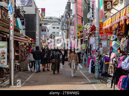 Una foto di persone che camminano in Takeshita Street, a Tokyo Foto Stock