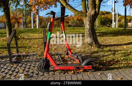 Una foto di scooter elettrici Lime, che possono essere noleggiati con Uber Foto Stock