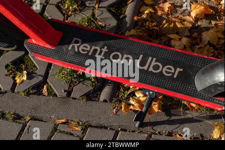 Una foto di uno scooter elettrico Lime, che può essere noleggiato con Uber Foto Stock