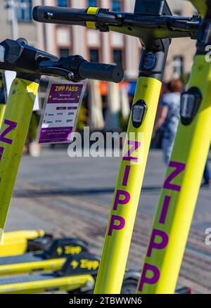 Una foto ravvicinata degli scooter elettrici gialli di Katowice da Zipp Foto Stock
