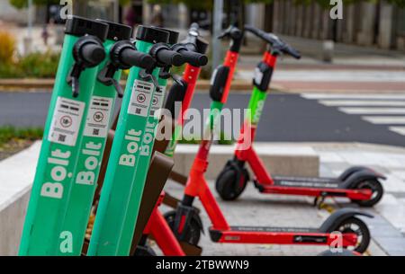 Una foto di scooter elettrici Bolt e Lime, gli ultimi che possono essere noleggiati con Uber Foto Stock