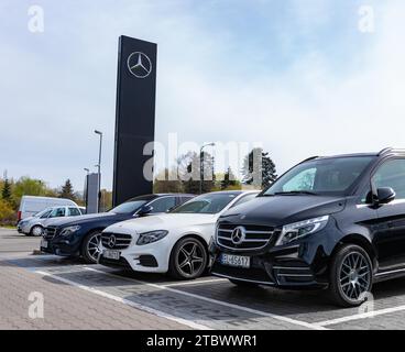 Un'immagine di più veicoli presso una concessionaria Mercedes Benz, in Polonia Foto Stock