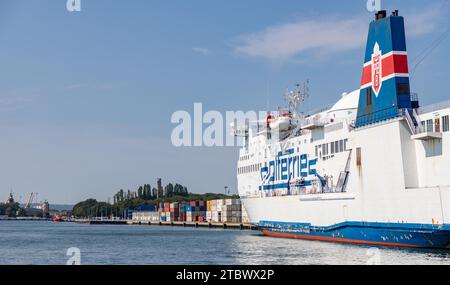 Una foto di una grande nave da carico passeggeri e roll-on-roll-off della Polferries attraccata nel porto di Danzica Foto Stock