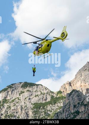 Fiames, Cortina d'Ampezzo, Dolomiti, Italia, luglio, 6, 2022 : Helicopter Rescue Service. Elicottero medico di pronto soccorso. Dolomiti. Alpi. Italia Foto Stock