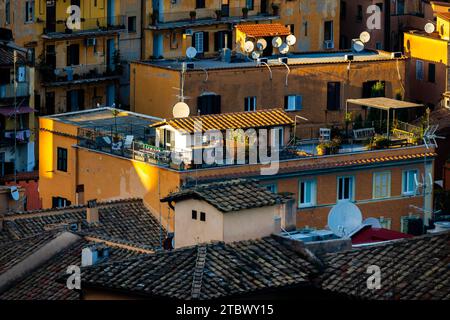 Splendida vista aerea del centro di Roma al sole tramonto in Italia Foto Stock