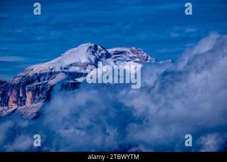 La formazione rocciosa Piz Boe, coperta di neve e nuvole in autunno, vista dal passo Falzarego. Foto Stock