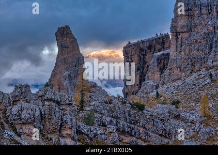 Torre inglese, parte della formazione rocciosa cinque Torri, al tramonto in autunno, la vetta di Punta Sorapiss in lontananza. Foto Stock