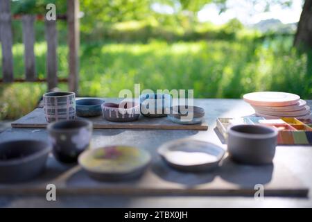 Natura morta degli strumenti di lavoro in ceramica. Attività ricreative e concetto di piccola impresa. Foto Stock