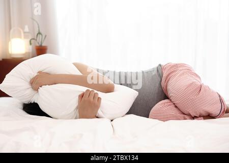 Donne incinte che soffrono di rumore tra i pavimenti e insonnia Foto Stock