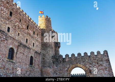 Luna piena nel cielo blu sopra il castello medievale della città vecchia di Siguenza, Spagna. Foto Stock