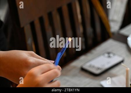 Bellissima scena festiva ebraica di Hannukah - illuminazione delle candele della menorah Foto Stock