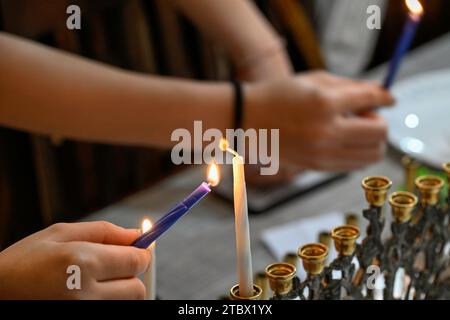 Bellissima scena festiva ebraica di Hannukah - illuminazione delle candele della menorah Foto Stock