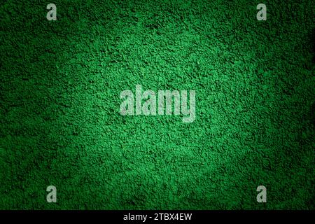Sfondo grunge verde smeraldo scuro nero parete in gesso colorato facciata in cemento vecchio Foto Stock