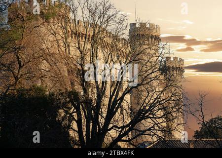 Castello medievale a Bracciano, Italia, durante la stagione invernale. Di proprietà della famiglia Orsini fino al 1600, la proprietà passò poi alla famiglia Odescalchi. Foto Stock