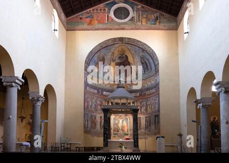 Navata centrale dell'antica chiesa romana di San Saba costruita nel VII secolo. Roma, Italia - 26 marzo 2022. Foto Stock