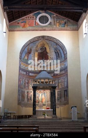 Navata centrale dell'antica chiesa romana di San Saba costruita nel VII secolo. Roma, Italia - 26 marzo 2022. Foto Stock