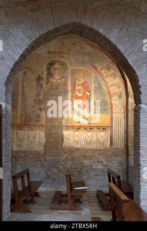 Antico affresco all'interno della basilica di San Saba a Roma, marzo 26 2022 Foto Stock