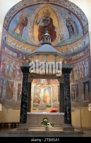 Altare dell'antica basilica di San Saba a a Roma. 26 marzo 2022 Foto Stock