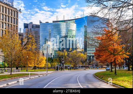 Toronto, Canada - 18 novembre 2023: Paesaggio urbano con edifici moderni nel Queens Park Circle Foto Stock